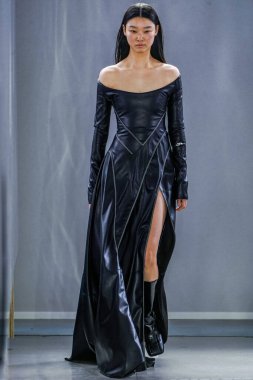 MILAN, ITALY - 26 Şubat 2022 'de Milano Moda Haftası / Kış 2023' te İtalya 'nın Milano kentinde düzenlenen Trussardi defilesinde bir model podyumda yürüyor..