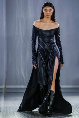 MILAN, ITALY - 26 Şubat 2022 'de Milano Moda Haftası / Kış 2023' te İtalya 'nın Milano kentinde düzenlenen Trussardi defilesinde bir model podyumda yürüyor..