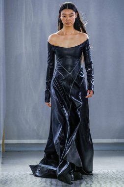 MILAN, ITALY - 26 Şubat 2022 'de Milano Moda Haftası / Kış 2023' te İtalya 'nın Milano kentinde düzenlenen Trussardi defilesinde bir model podyumda yürüyor..