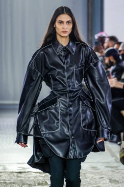 MILAN, ITALY - 26 Şubat 2022 'de Milano Moda Haftası / Kış 2023' te İtalya 'nın Milano kentinde düzenlenen Trussardi defilesinde bir model podyumda yürüyor..