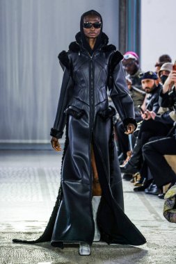 MILAN, ITALY - 26 Şubat 2022 'de Milano Moda Haftası / Kış 2023' te İtalya 'nın Milano kentinde düzenlenen Trussardi defilesinde bir model podyumda yürüyor..