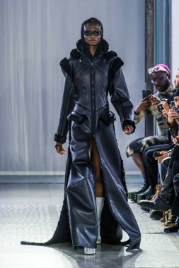 MILAN, ITALY - 26 Şubat 2022 'de Milano Moda Haftası / Kış 2023' te İtalya 'nın Milano kentinde düzenlenen Trussardi defilesinde bir model podyumda yürüyor..
