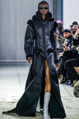 MILAN, ITALY - 26 Şubat 2022 'de Milano Moda Haftası / Kış 2023' te İtalya 'nın Milano kentinde düzenlenen Trussardi defilesinde bir model podyumda yürüyor..