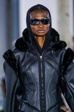 MILAN, ITALY - 26 Şubat 2022 'de Milano Moda Haftası / Kış 2023' te İtalya 'nın Milano kentinde düzenlenen Trussardi defilesinde bir model podyumda yürüyor..