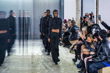 MİLAN, İTALYA - 26 Şubat 2022 'de Milano Moda Haftası / Kış 2023' te İtalya 'nın Milano kentinde düzenlenen Trussardi defilesinde mankenler podyum finalinde yürür..