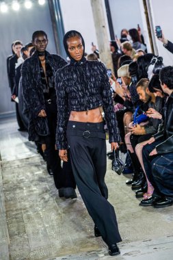 MİLAN, İTALYA - 26 Şubat 2022 'de Milano Moda Haftası / Kış 2023' te İtalya 'nın Milano kentinde düzenlenen Trussardi defilesinde mankenler podyum finalinde yürür..