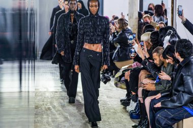 MİLAN, İTALYA - 26 Şubat 2022 'de Milano Moda Haftası / Kış 2023' te İtalya 'nın Milano kentinde düzenlenen Trussardi defilesinde mankenler podyum finalinde yürür..