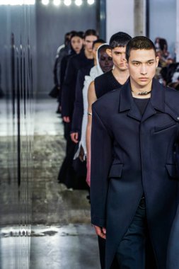 MİLAN, İTALYA - 26 Şubat 2022 'de Milano Moda Haftası / Kış 2023' te İtalya 'nın Milano kentinde düzenlenen Trussardi defilesinde mankenler podyum finalinde yürür..