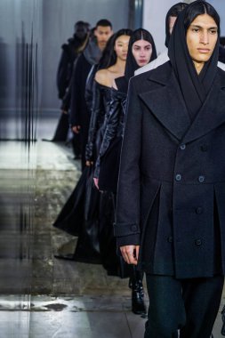 MİLAN, İTALYA - 26 Şubat 2022 'de Milano Moda Haftası / Kış 2023' te İtalya 'nın Milano kentinde düzenlenen Trussardi defilesinde mankenler podyum finalinde yürür..