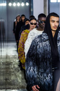 MİLAN, İTALYA - 26 Şubat 2022 'de Milano Moda Haftası / Kış 2023' te İtalya 'nın Milano kentinde düzenlenen Trussardi defilesinde mankenler podyum finalinde yürür..