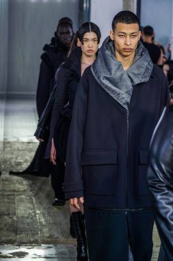 MİLAN, İTALYA - 26 Şubat 2022 'de Milano Moda Haftası / Kış 2023' te İtalya 'nın Milano kentinde düzenlenen Trussardi defilesinde mankenler podyum finalinde yürür..