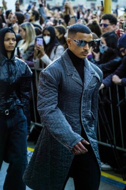 MILAN, ITALY - 26 Şubat 2022 'de Milano Moda Haftası / Kış 2023' te İtalya 'nın Milano kentinde düzenlenen Trussardi defilesinde bir model podyumda yürüyor..