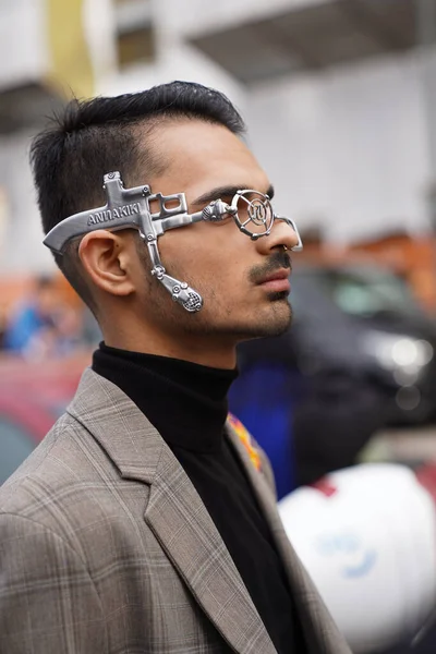 MILAN, ITALY - 24 Şubat 2022 'de Milano Moda Haftası' nda Annakiki moda defilesinden önce sokak tarzı moda.