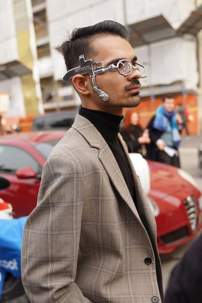 MILAN, ITALY - 24 Şubat 2022 'de Milano Moda Haftası' nda Annakiki moda defilesinden önce sokak tarzı moda.