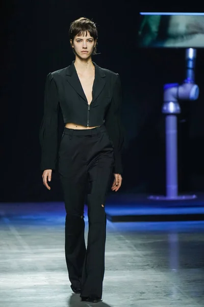 Milan Italië Februari Een Model Loopt Baan Annakiki Modeshow Tijdens — Stockfoto