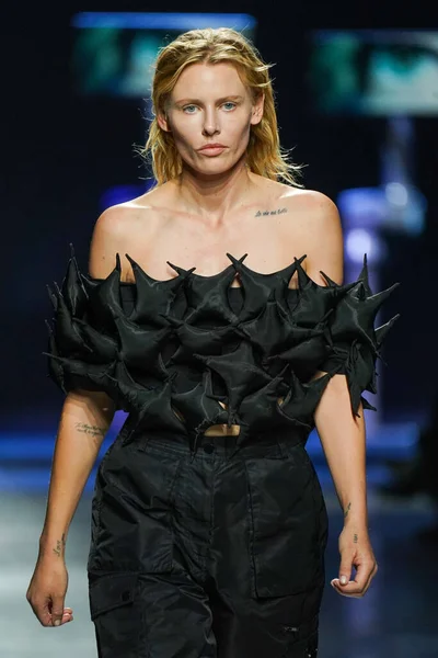 MILAN, İtalya - 24 Şubat 2022 tarihinde Milano Moda Haftası / Kış 2023 sırasında Annakiki defilesinde Lauren Wasser podyumda yürüyor..