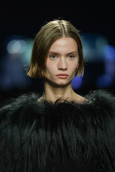 MİLAN, İtalya - 24 Şubat 2022 'de Milano Moda Haftası / Kış 2023' te İtalya 'nın Milano kentinde düzenlenen Annakiki defilesinde bir model podyumda yürüyor..