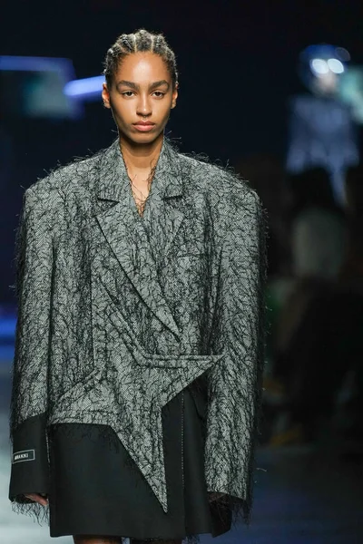 MİLAN, İtalya - 24 Şubat 2022 'de Milano Moda Haftası / Kış 2023' te İtalya 'nın Milano kentinde düzenlenen Annakiki defilesinde bir model podyumda yürüyor..