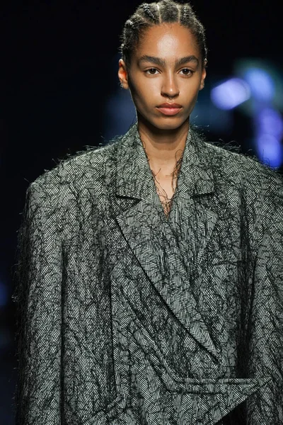 MİLAN, İtalya - 24 Şubat 2022 'de Milano Moda Haftası / Kış 2023' te İtalya 'nın Milano kentinde düzenlenen Annakiki defilesinde bir model podyumda yürüyor..