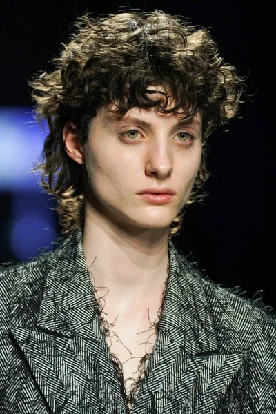 MİLAN, İtalya - 24 Şubat 2022 'de Milano Moda Haftası / Kış 2023' te İtalya 'nın Milano kentinde düzenlenen Annakiki defilesinde bir model podyumda yürüyor..