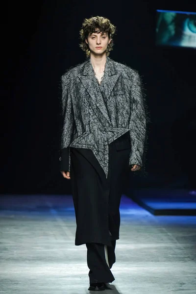 MİLAN, İtalya - 24 Şubat 2022 'de Milano Moda Haftası / Kış 2023' te İtalya 'nın Milano kentinde düzenlenen Annakiki defilesinde bir model podyumda yürüyor..