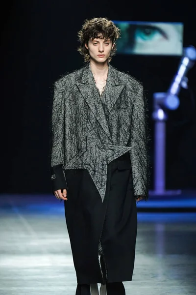 MİLAN, İtalya - 24 Şubat 2022 'de Milano Moda Haftası / Kış 2023' te İtalya 'nın Milano kentinde düzenlenen Annakiki defilesinde bir model podyumda yürüyor..