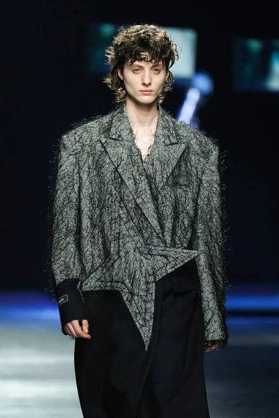 MİLAN, İtalya - 24 Şubat 2022 'de Milano Moda Haftası / Kış 2023' te İtalya 'nın Milano kentinde düzenlenen Annakiki defilesinde bir model podyumda yürüyor..