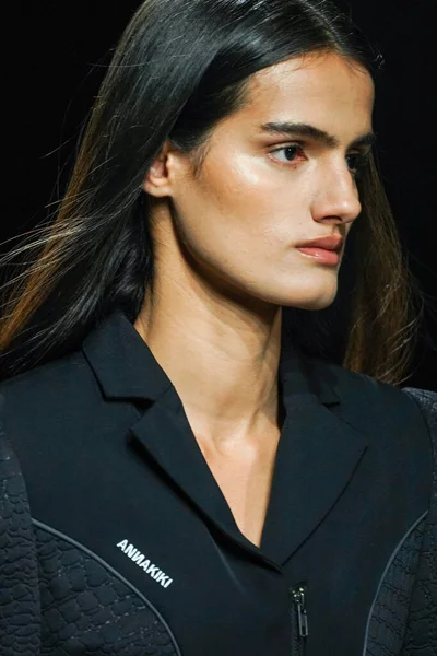 MİLAN, İtalya - 24 Şubat 2022 'de Milano Moda Haftası / Kış 2023' te İtalya 'nın Milano kentinde düzenlenen Annakiki defilesinde bir model podyumda yürüyor..