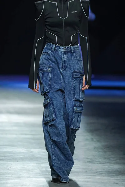 MİLAN, İtalya - 24 Şubat 2022 'de Milano Moda Haftası / Kış 2023' te İtalya 'nın Milano kentinde düzenlenen Annakiki defilesinde bir model podyumda yürüyor..