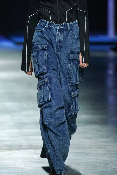 MİLAN, İtalya - 24 Şubat 2022 'de Milano Moda Haftası / Kış 2023' te İtalya 'nın Milano kentinde düzenlenen Annakiki defilesinde bir model podyumda yürüyor..