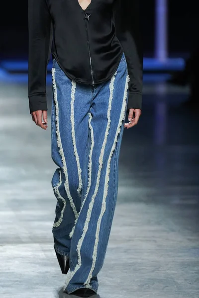 MİLAN, İtalya - 24 Şubat 2022 'de Milano Moda Haftası / Kış 2023' te İtalya 'nın Milano kentinde düzenlenen Annakiki defilesinde bir model podyumda yürüyor..