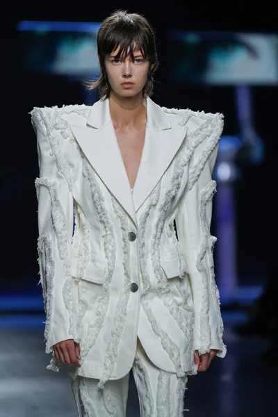 MİLAN, İtalya - 24 Şubat 2022 'de Milano Moda Haftası / Kış 2023' te İtalya 'nın Milano kentinde düzenlenen Annakiki defilesinde bir model podyumda yürüyor..