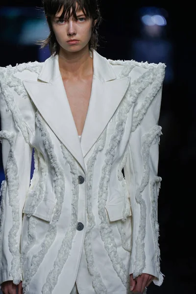 MİLAN, İtalya - 24 Şubat 2022 'de Milano Moda Haftası / Kış 2023' te İtalya 'nın Milano kentinde düzenlenen Annakiki defilesinde bir model podyumda yürüyor..