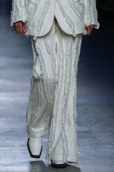 MİLAN, İtalya - 24 Şubat 2022 'de Milano Moda Haftası / Kış 2023' te İtalya 'nın Milano kentinde düzenlenen Annakiki defilesinde bir model podyumda yürüyor..