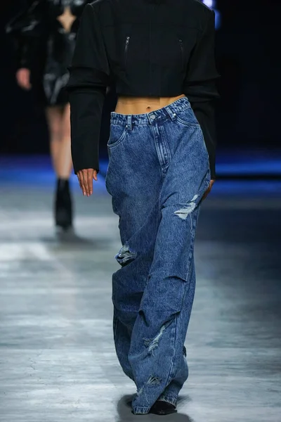 MİLAN, İtalya - 24 Şubat 2022 'de Milano Moda Haftası / Kış 2023' te İtalya 'nın Milano kentinde düzenlenen Annakiki defilesinde bir model podyumda yürüyor..