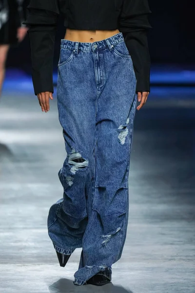 MİLAN, İtalya - 24 Şubat 2022 'de Milano Moda Haftası / Kış 2023' te İtalya 'nın Milano kentinde düzenlenen Annakiki defilesinde bir model podyumda yürüyor..