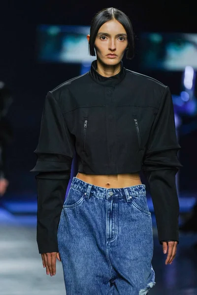 MİLAN, İtalya - 24 Şubat 2022 'de Milano Moda Haftası / Kış 2023' te İtalya 'nın Milano kentinde düzenlenen Annakiki defilesinde bir model podyumda yürüyor..