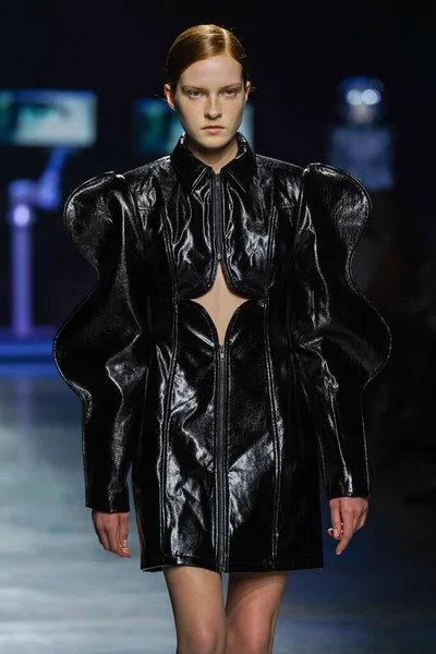 MİLAN, İtalya - 24 Şubat 2022 'de Milano Moda Haftası / Kış 2023' te İtalya 'nın Milano kentinde düzenlenen Annakiki defilesinde bir model podyumda yürüyor..