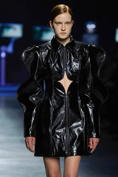 MİLAN, İtalya - 24 Şubat 2022 'de Milano Moda Haftası / Kış 2023' te İtalya 'nın Milano kentinde düzenlenen Annakiki defilesinde bir model podyumda yürüyor..