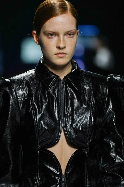 MİLAN, İtalya - 24 Şubat 2022 'de Milano Moda Haftası / Kış 2023' te İtalya 'nın Milano kentinde düzenlenen Annakiki defilesinde bir model podyumda yürüyor..