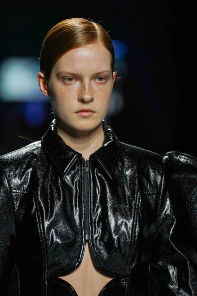 MİLAN, İtalya - 24 Şubat 2022 'de Milano Moda Haftası / Kış 2023' te İtalya 'nın Milano kentinde düzenlenen Annakiki defilesinde bir model podyumda yürüyor..