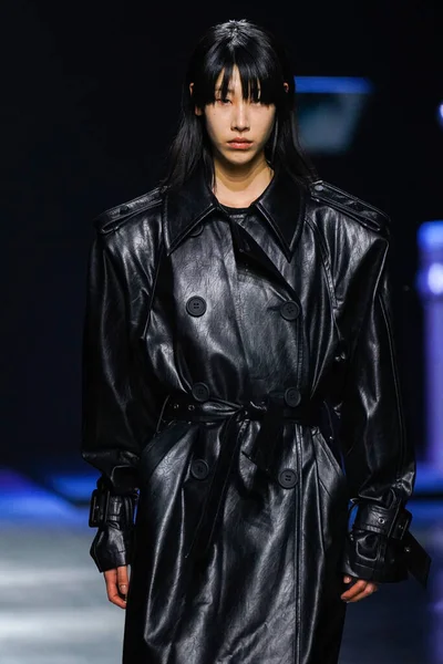 MİLAN, İtalya - 24 Şubat 2022 'de Milano Moda Haftası / Kış 2023' te İtalya 'nın Milano kentinde düzenlenen Annakiki defilesinde bir model podyumda yürüyor..