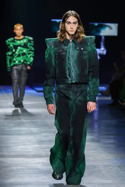 MİLAN, İtalya - 24 Şubat 2022 'de Milano Moda Haftası / Kış 2023' te İtalya 'nın Milano kentinde düzenlenen Annakiki defilesinde bir model podyumda yürüyor..
