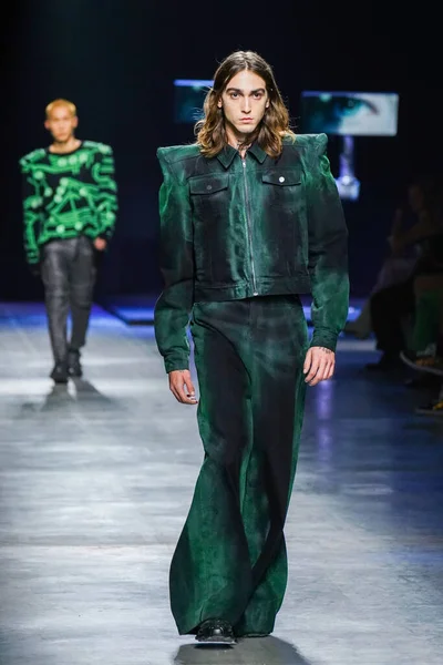 MİLAN, İtalya - 24 Şubat 2022 'de Milano Moda Haftası / Kış 2023' te İtalya 'nın Milano kentinde düzenlenen Annakiki defilesinde bir model podyumda yürüyor..