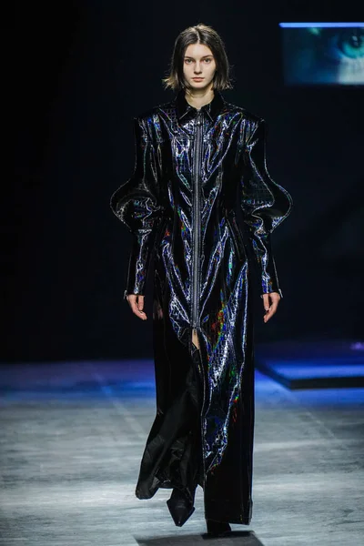 MİLAN, İtalya - 24 Şubat 2022 'de Milano Moda Haftası / Kış 2023' te İtalya 'nın Milano kentinde düzenlenen Annakiki defilesinde bir model podyumda yürüyor..