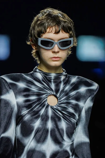 MİLAN, İtalya - 24 Şubat 2022 'de Milano Moda Haftası / Kış 2023' te İtalya 'nın Milano kentinde düzenlenen Annakiki defilesinde bir model podyumda yürüyor..