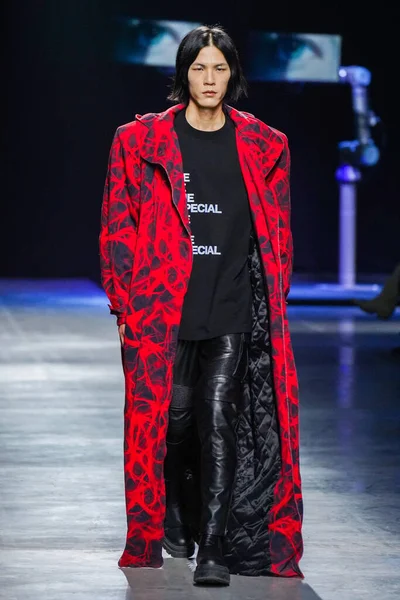 MİLAN, İtalya - 24 Şubat 2022 'de Milano Moda Haftası / Kış 2023' te İtalya 'nın Milano kentinde düzenlenen Annakiki defilesinde bir model podyumda yürüyor..