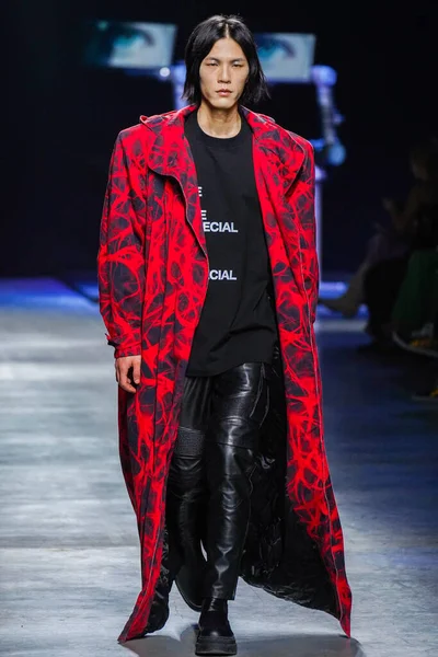 MİLAN, İtalya - 24 Şubat 2022 'de Milano Moda Haftası / Kış 2023' te İtalya 'nın Milano kentinde düzenlenen Annakiki defilesinde bir model podyumda yürüyor..