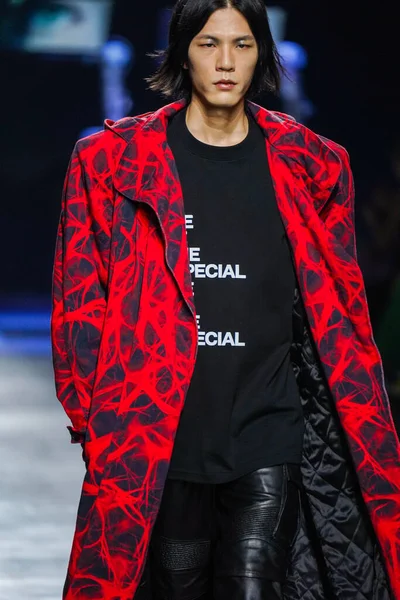 MİLAN, İtalya - 24 Şubat 2022 'de Milano Moda Haftası / Kış 2023' te İtalya 'nın Milano kentinde düzenlenen Annakiki defilesinde bir model podyumda yürüyor..