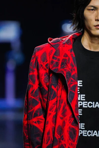 MİLAN, İtalya - 24 Şubat 2022 'de Milano Moda Haftası / Kış 2023' te İtalya 'nın Milano kentinde düzenlenen Annakiki defilesinde bir model podyumda yürüyor..